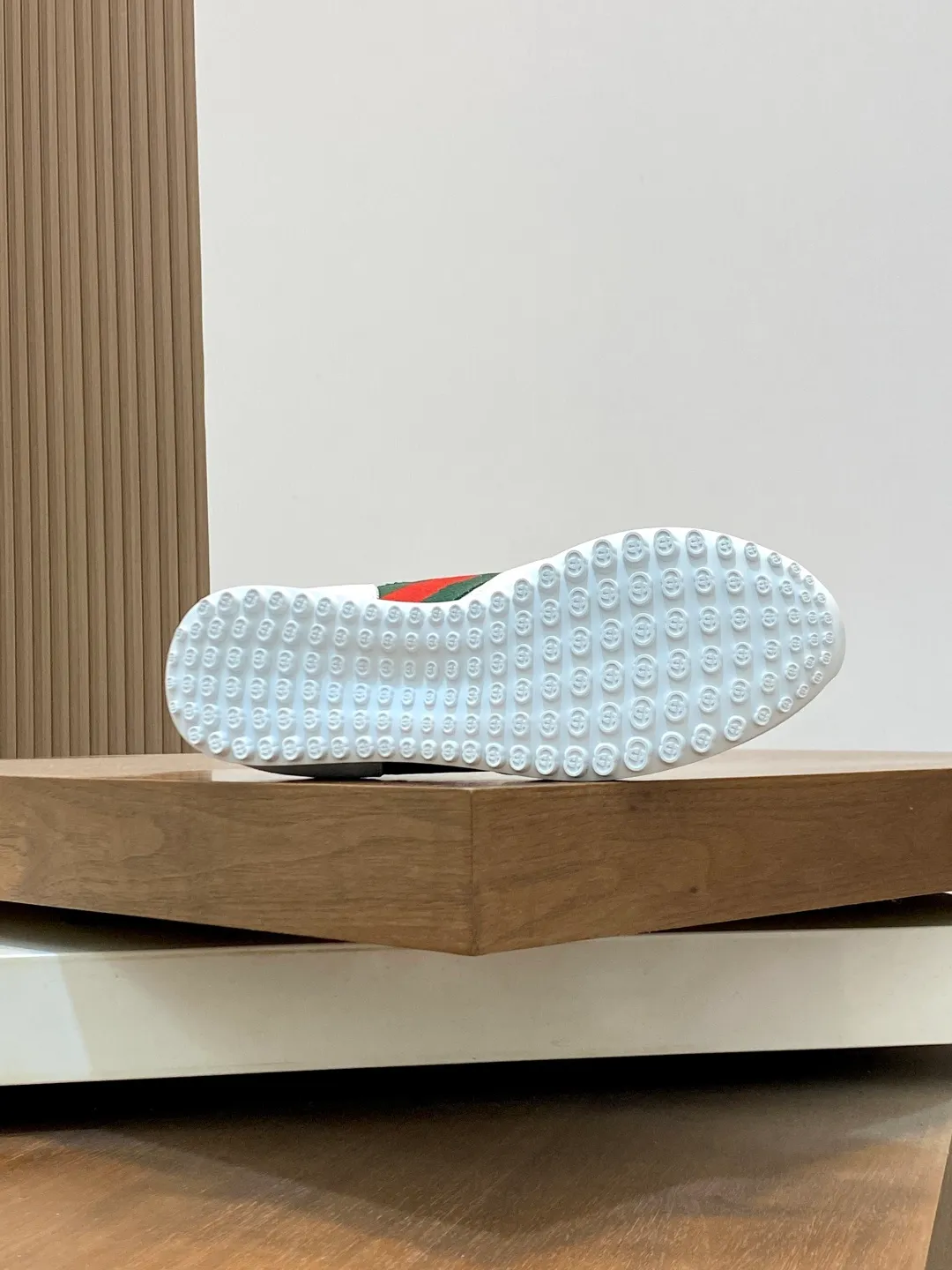 Men's shoes 💰660 [Gucci] Gucci - high-end quality original order 👩🏻‍❤️‍👨🏻 couple wear 🔍🔍🔍 casual sports shoes - upper: 🔝 suede calfskin, shoe body brand totem cloth. brand webbing, tongue. heel. air pressure brand logo - lining: water-dyed sheepskin -Outsole: ultra-light TPU foam·TR rubber; two-color molded outsole -Ultra-high quality control·fine workmanship: highlighted (high-end·exquisite·class) -Size: same style for men and women 36-44 (female 35, 40, male 45, 46 can be customized)·